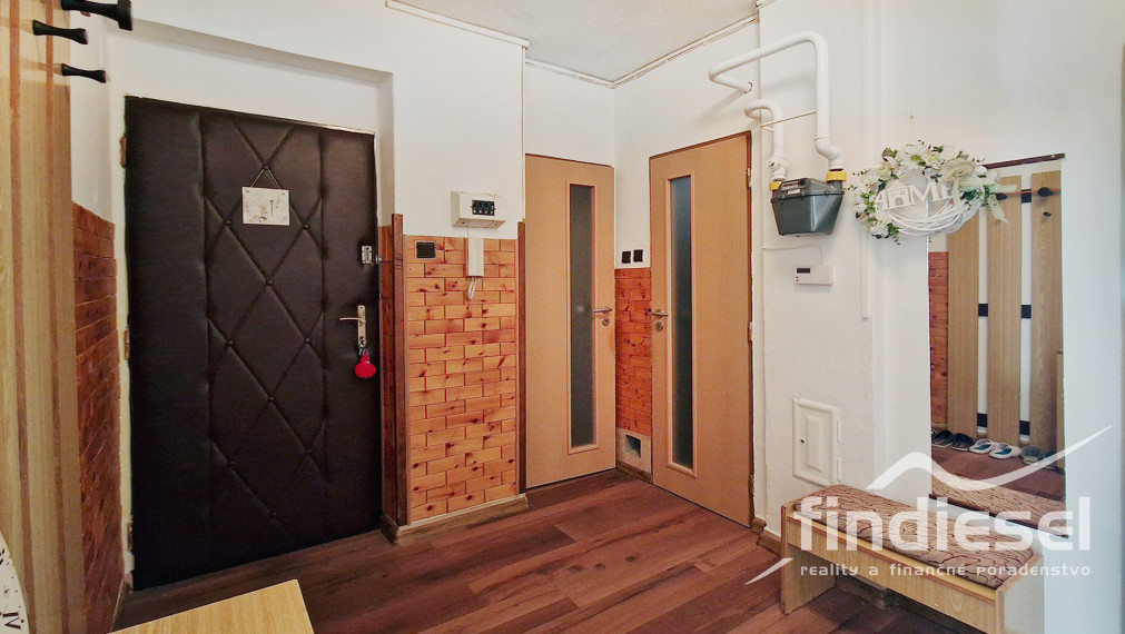 3 izbový byt s vlastnou záhradkou pri bytovke Prievidza