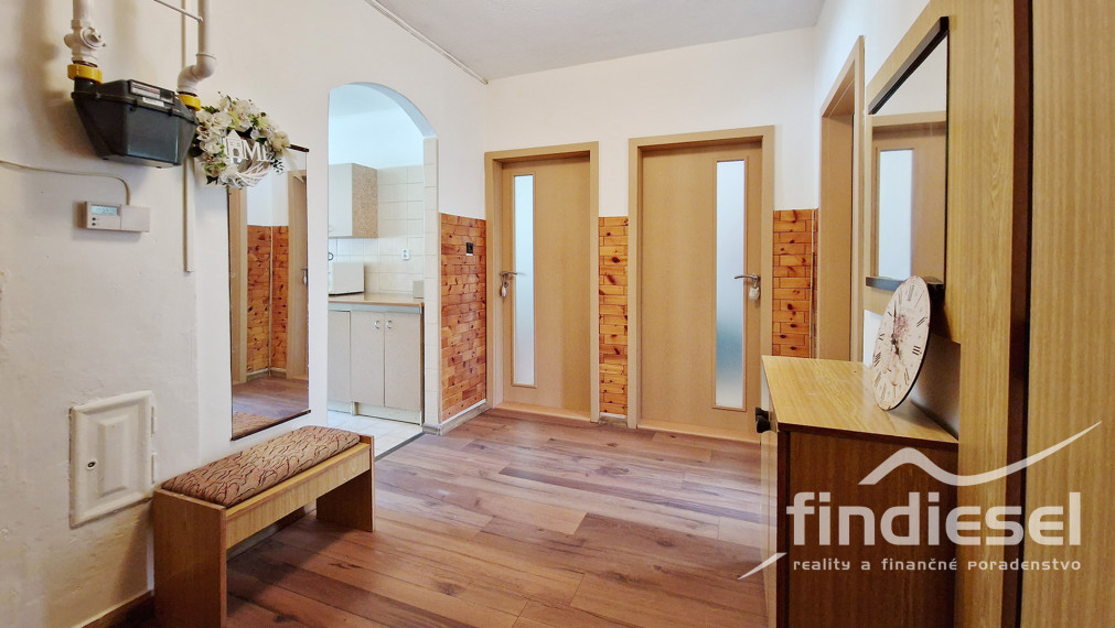 3 izbový byt s vlastnou záhradkou pri bytovke Prievidza