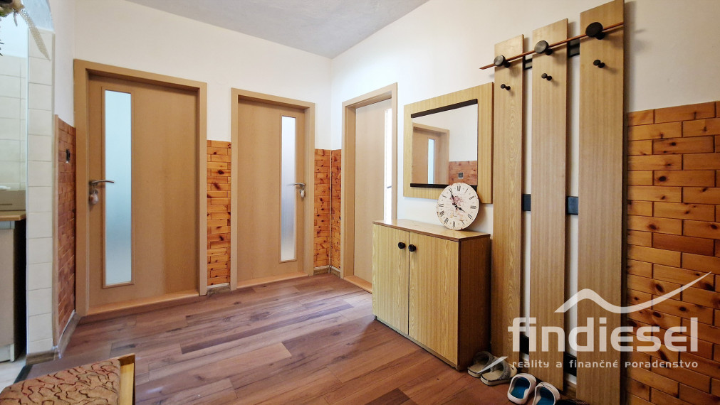 3 izbový byt s vlastnou záhradkou pri bytovke Prievidza