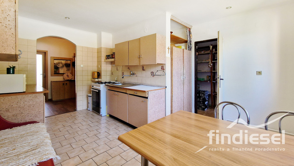 3 izbový byt s vlastnou záhradkou pri bytovke Prievidza