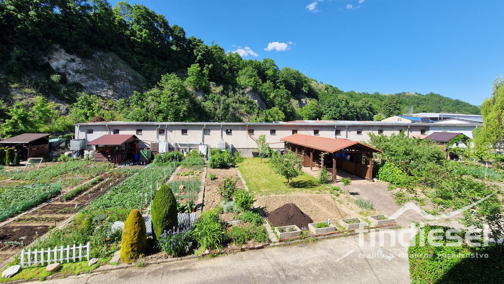 3 izbový byt s vlastnou záhradkou pri bytovke Prievidza