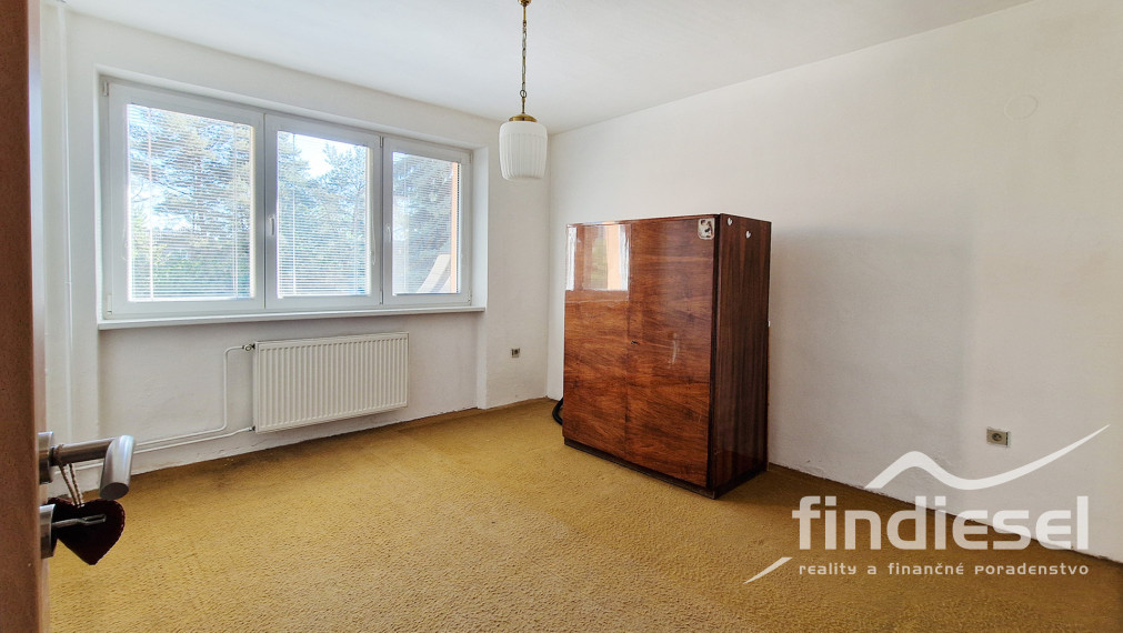 3 izbový byt s vlastným parkovaním pri bytovke Prievidza