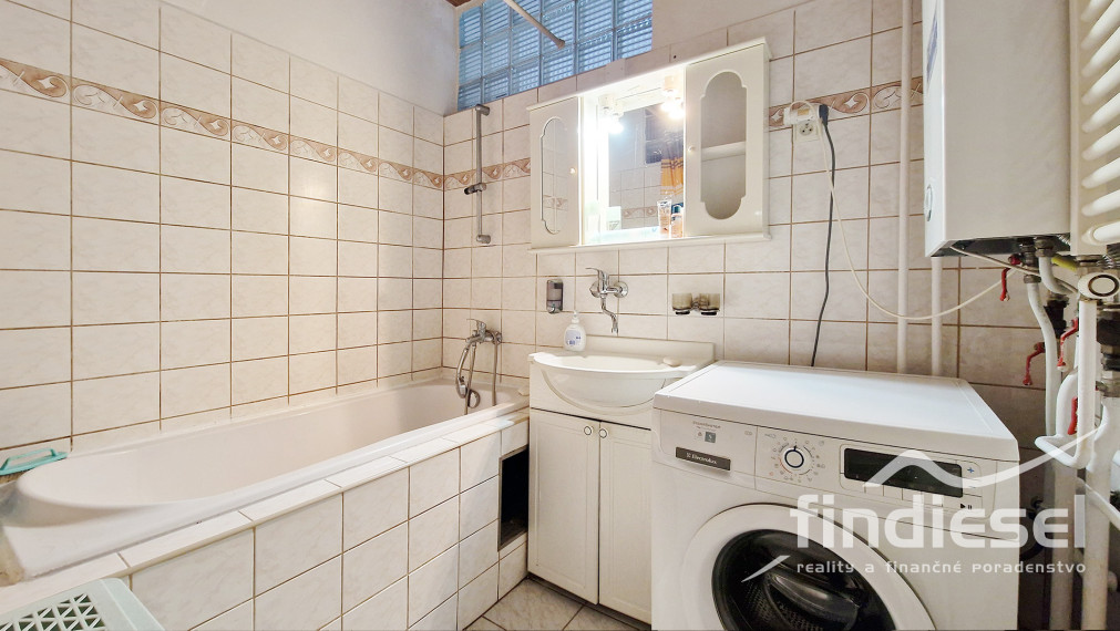 3 izbový byt s vlastným parkovaním pri bytovke Prievidza