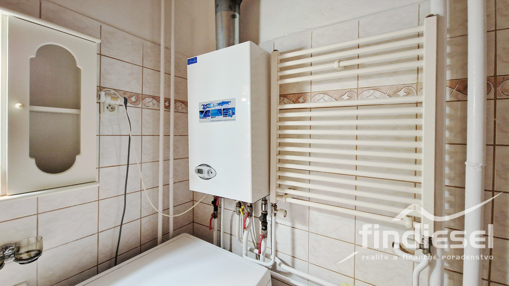 3 izbový byt s vlastným parkovaním pri bytovke Prievidza