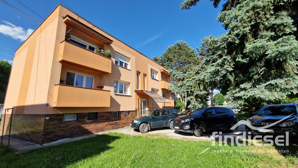 3 izbový byt s vlastným parkovaním pri bytovke Prievidza