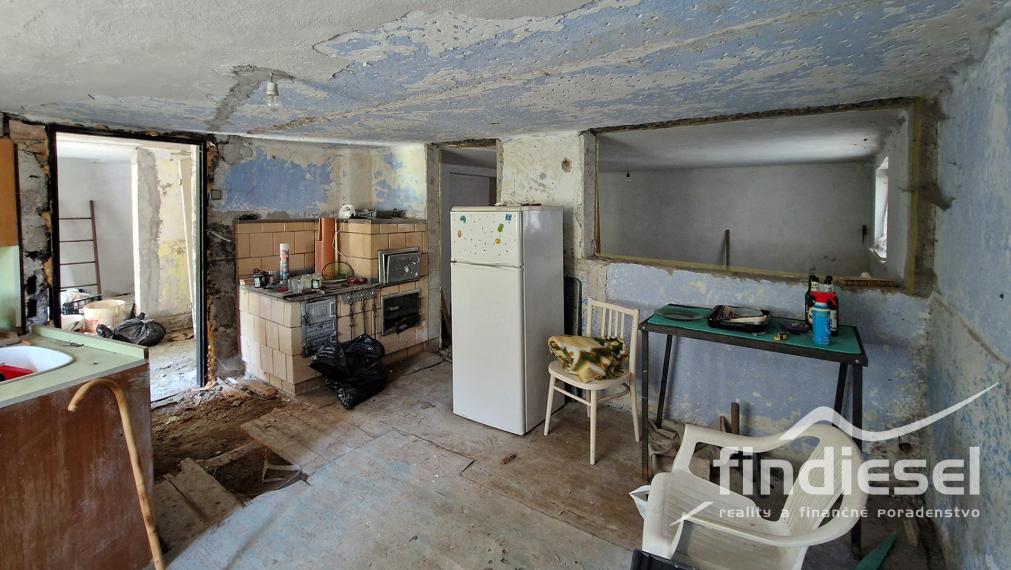 FINDIESEL reality - Veľký tehlový dom + 734m² pozemok, Heľpa