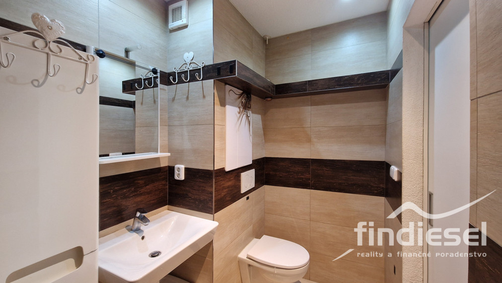 FINDIESEL reality - 2 izbový byt, centrum, balkón, Prievidza