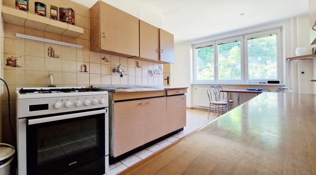 3 izbový byt s vlastným parkovaním pri bytovke Prievidza