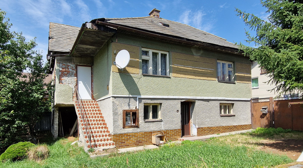 FINDIESEL reality - Veľký tehlový dom + 734m² pozemok, Heľpa