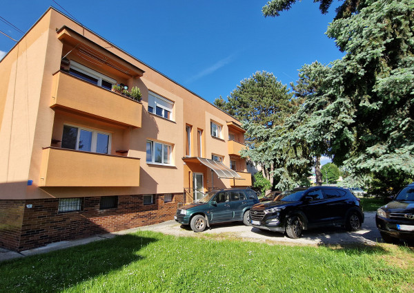 3 izbový byt s vlastným parkovaním pri bytovke Prievidza